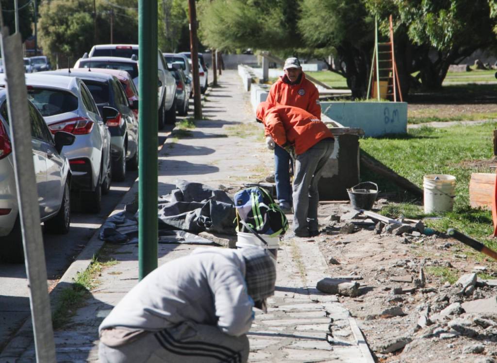 Avanza la reparación integral de la Plaza donde se instalarán las letras corpóreas de&nbsp;Rawson