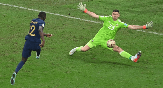 Kolo Muani dijo que «odia» al «Dibu» Martínez por la atajada en la final del&nbsp;Mundial