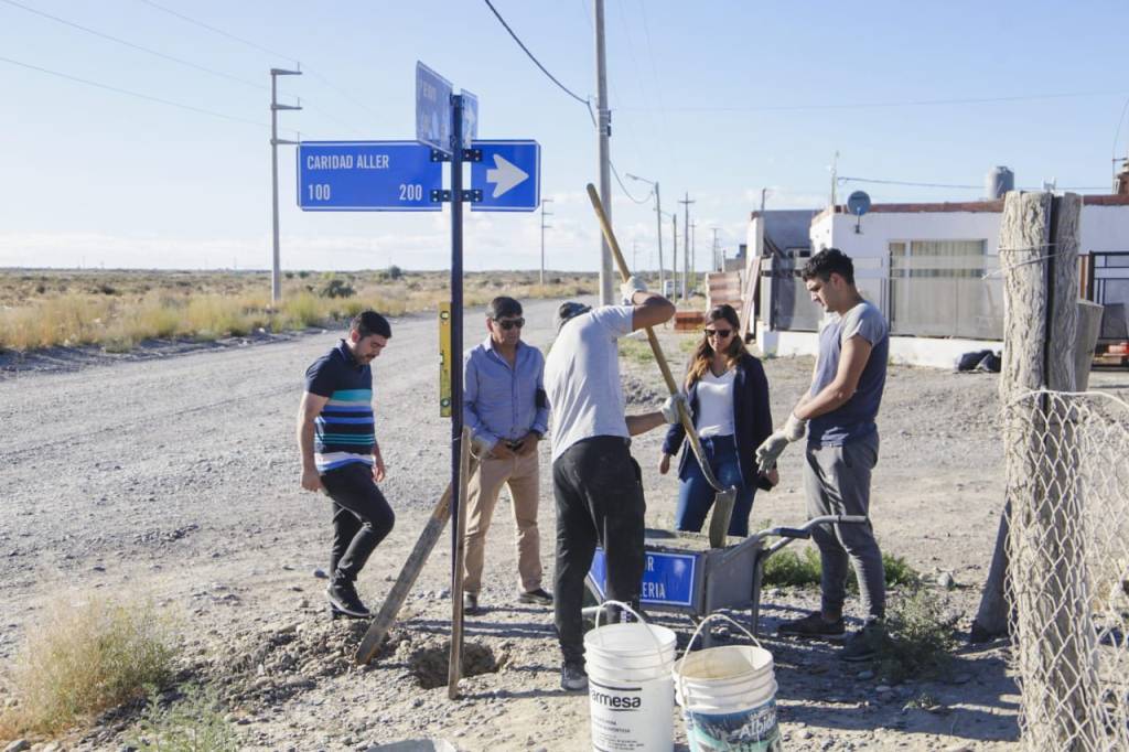 La Municipalidad de Rawson coloca cartelería nomencladora de calles en el Área&nbsp;12