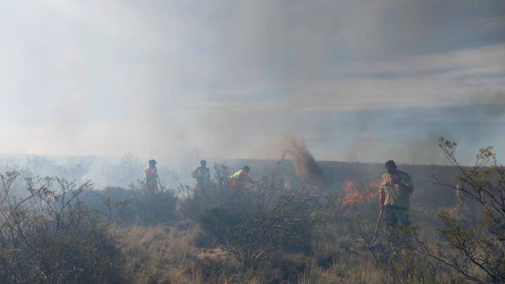 Combaten incendio en la zona de Bajo&nbsp;Gualicho