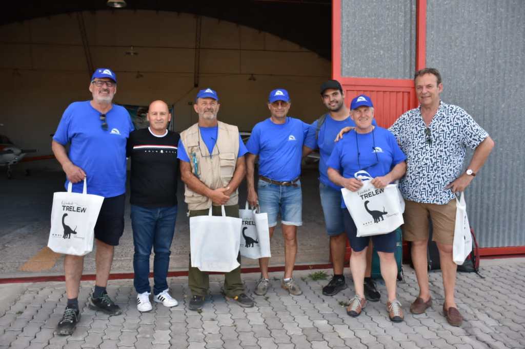 El Municipio recibió a pilotos franceses que realizan escala en Trelew para reeditar la Aeroposta&nbsp;Argentina