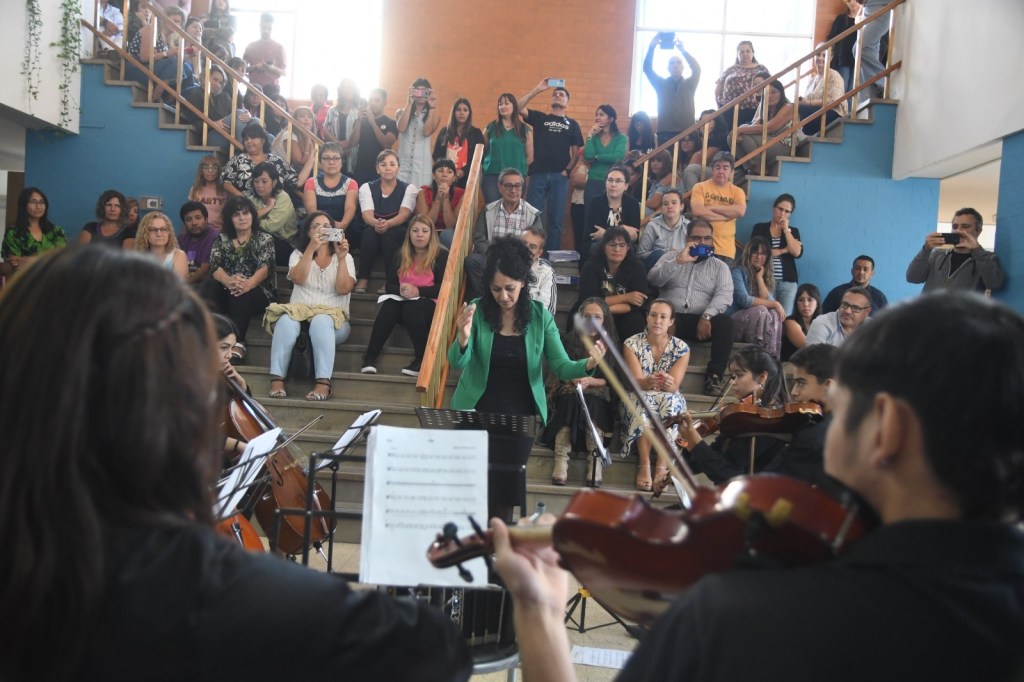 El Gobierno del Chubut homenajeó a los trabajadores del Ministerio de Educación con la actuación de la Orquesta del Barrio&nbsp;INTA
