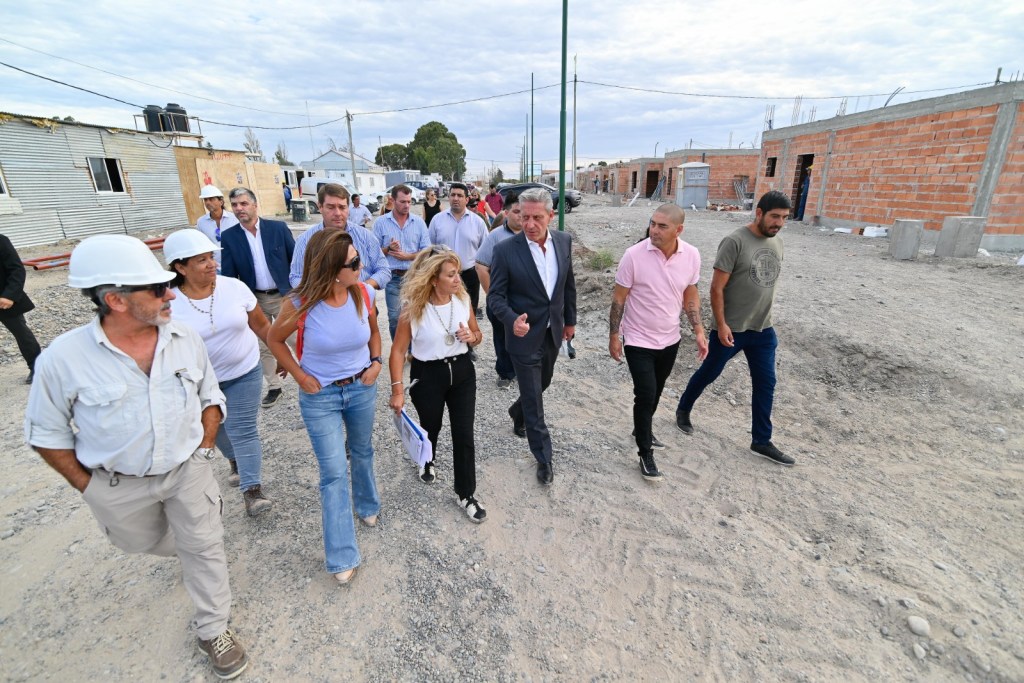 Arcioni supervisó la construcción de 80 viviendas en Rawson y adelantó que en agosto serán entregadas a sus&nbsp;familias