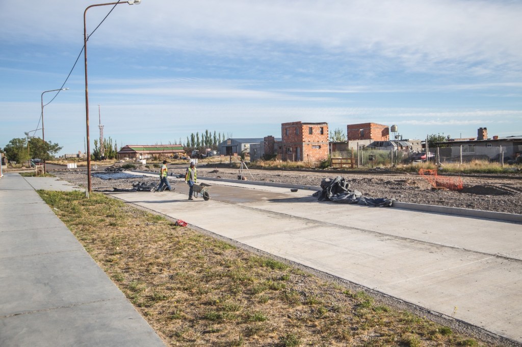 Comenzó la obra de pavimentación en el acceso a la Escuela de Bellas Artes n° 795 de&nbsp;Rawson