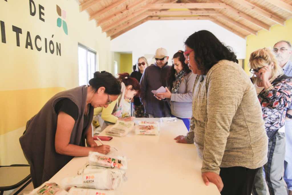 La Agencia de Desarrollo hizo entrega de semillas del Programa “Pro Huerta” a vecinos de&nbsp;Rawson