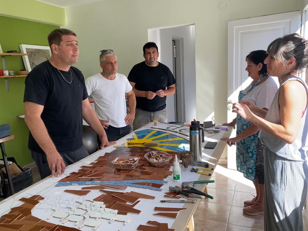 Biss visitó el taller de mosaiquismo que trabaja en el proyecto del escudo de Rawson en la Plaza&nbsp;Central