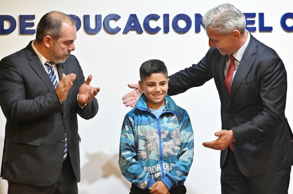 Ley Thiago: Se firmó el proyecto para que alumnos y docentes de Chubut lleven la imagen de Malvinas en guardapolvos y&nbsp;uniformes