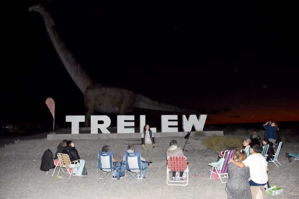 Se realizó en Trelew la jornada de observación astronómica «El Dino y sus&nbsp;Estrellas»