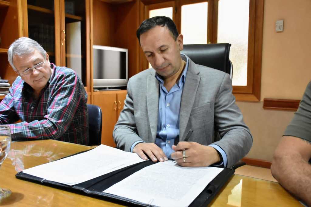 Maderna firmó el contrato de adjudicación de la obra de pavimentación de la calle Oris de&nbsp;Roa