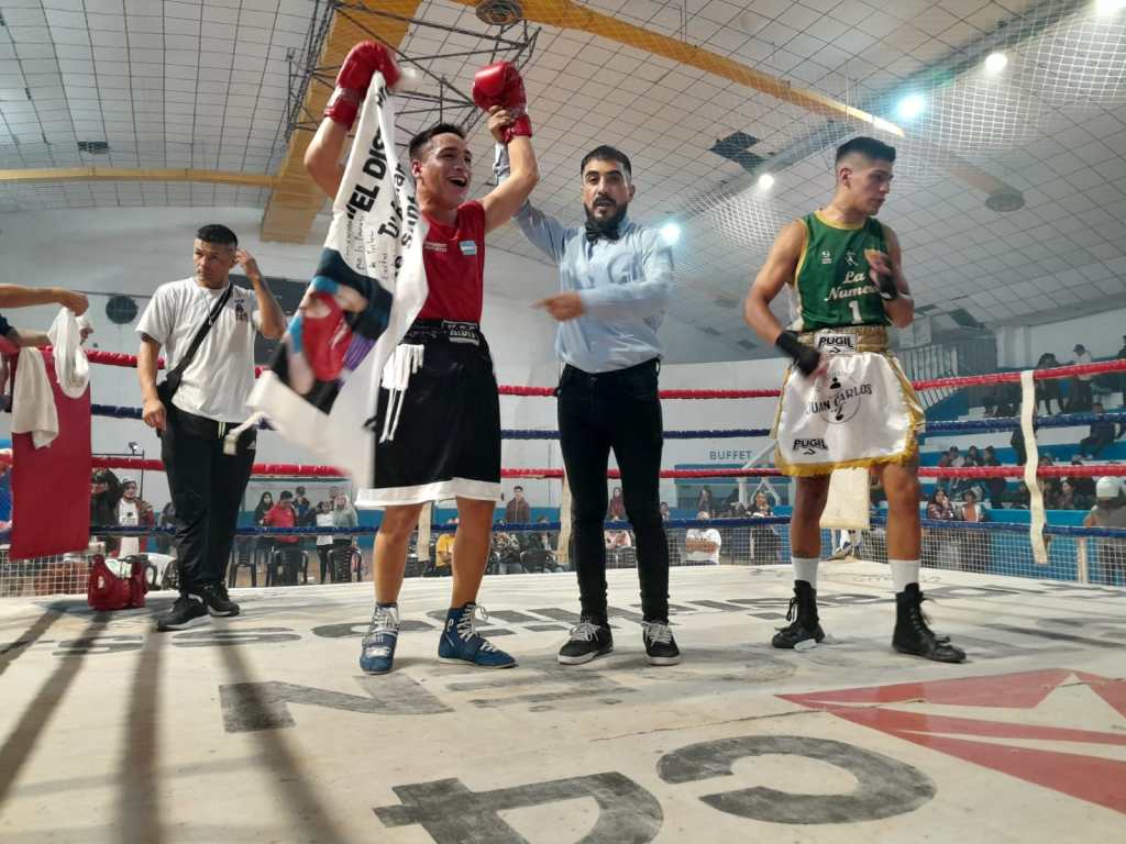 Dylan Navarro sumó una nueva victoria en la velada de boxeo&nbsp;municipal