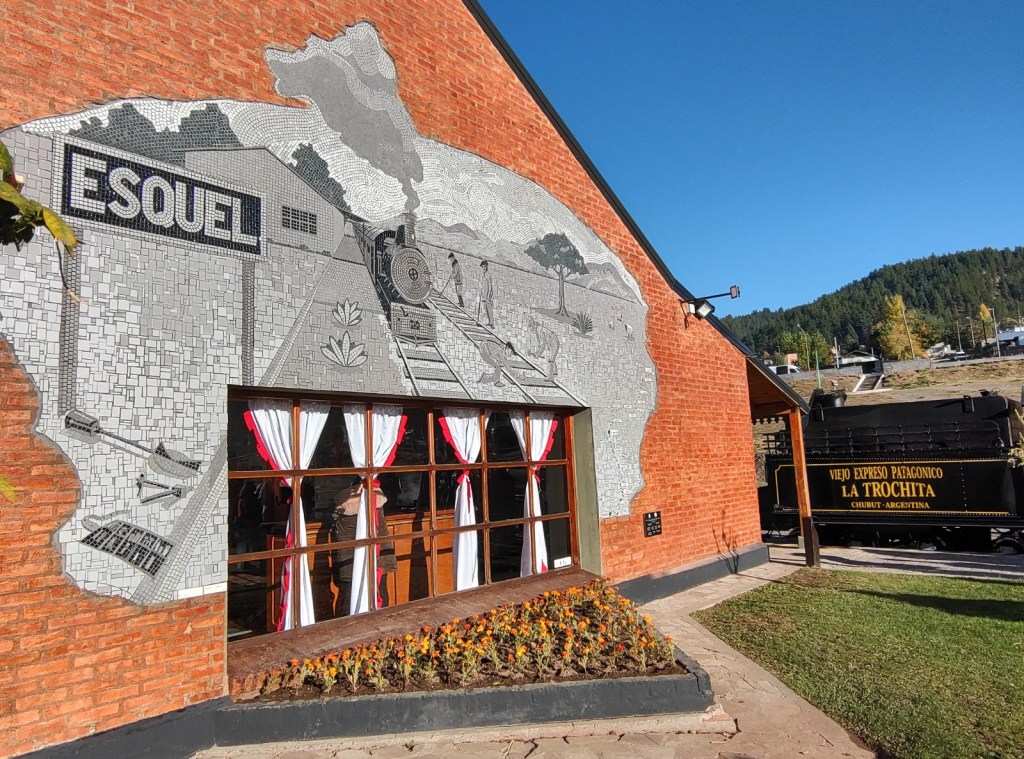 Esquel: Provincia inauguró un gran mural en reconocimiento a los trabajadores ferroviarios de “La&nbsp;Trochita”