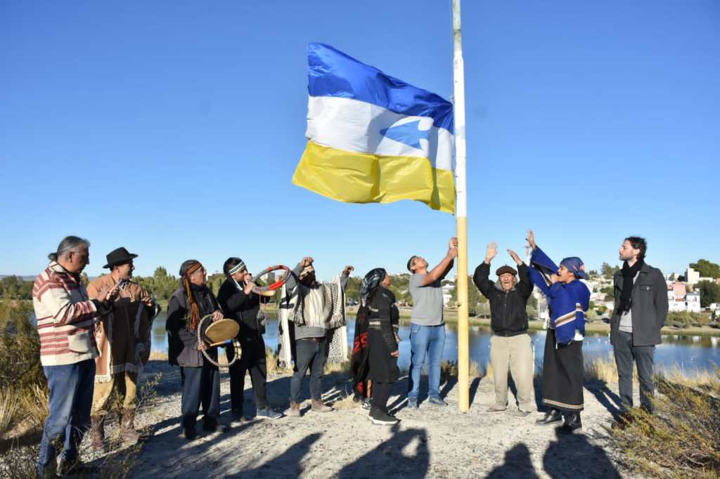 Con el Izamiento de la bandera Mapuche-Tehuelche comenzó la Semana de los Pueblos Originarios en&nbsp;Trelew