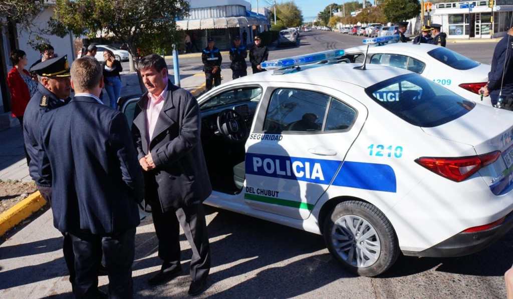 El Ministerio de Seguridad entregó 2 nuevos móviles 0 km a comisaría de&nbsp;Rawson