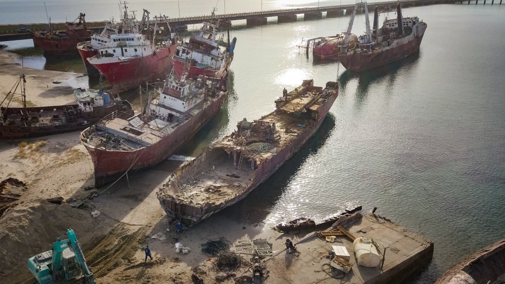 Puerto Madryn: Avanza a buen ritmo el desguace del Pescargen IV en el Muelle&nbsp;Storni