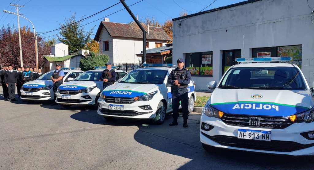 El Gobierno de la Provincia entregó móviles policiales a la Unidad Regional&nbsp;Esquel