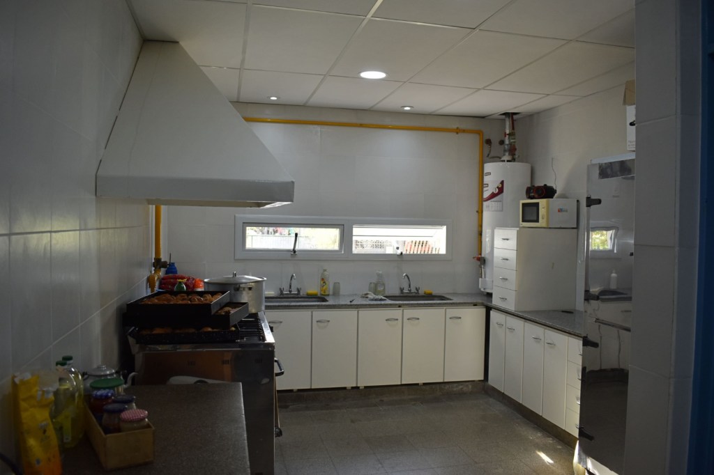 El Gobierno provincial continúa realizando obras de refacción en la Escuela N° 185 de&nbsp;Rawson