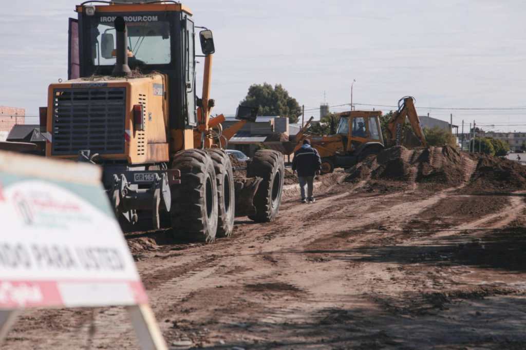 Rawson: comenzaron los movimientos de suelo para la pavimentación de las calles Santa Cruz, Carlos Gardel, Ramón y Cajal, y&nbsp;Neuquén