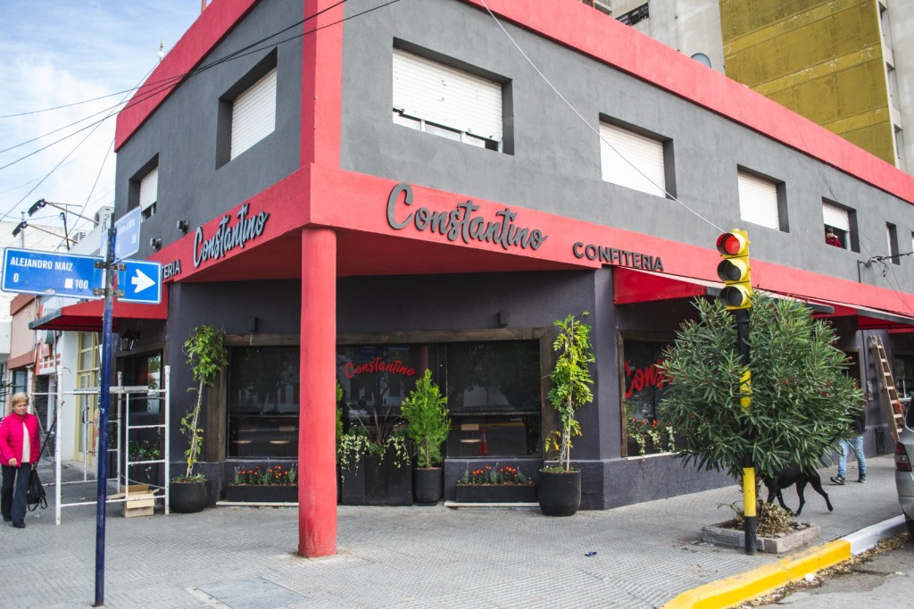 Para acompañar la inauguración de la Plaza Central, abrió la remodelada confitería Constantino en&nbsp;Rawson
