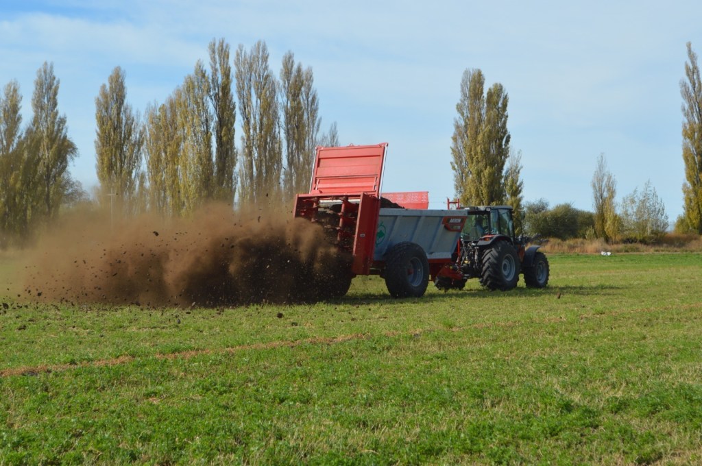 Ganadería: Autoridades provinciales y del INTA participaron de una demostración de maquinaria para fertilizar suelos en el&nbsp;VIRCh