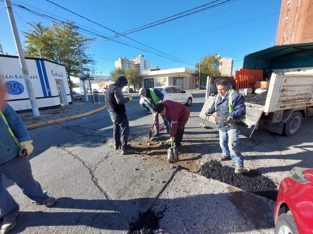 El Municipio de Trelew realizó tareas de mantenimiento vial y&nbsp;limpieza