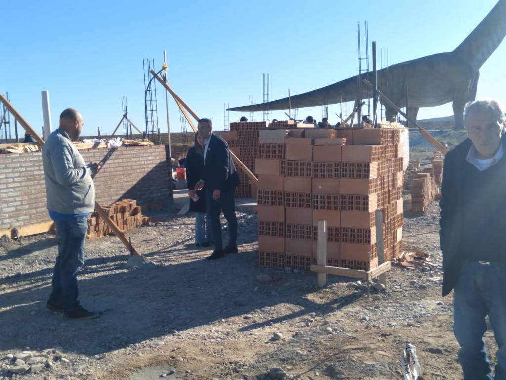 Maderna recorrió la obra del Centro de Visitantes en la réplica del&nbsp;Dinosaurio