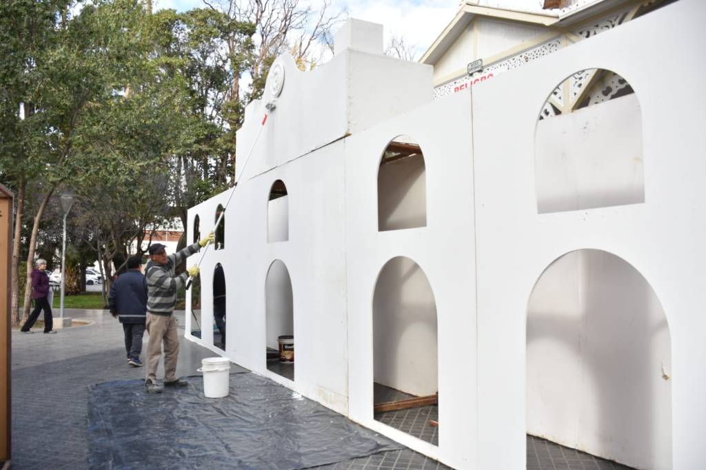 El Municipio de Trelew emplazó una réplica del Cabildo en la Plaza Independencia