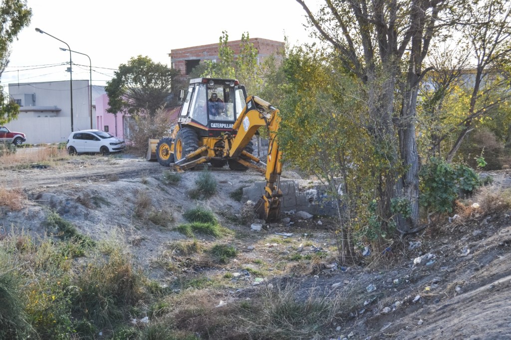 La Municipalidad de Rawson comenzó con la limpieza de pluviales en el Área 12 para prevenir la acumulación de agua por las lluvias&nbsp;invernales