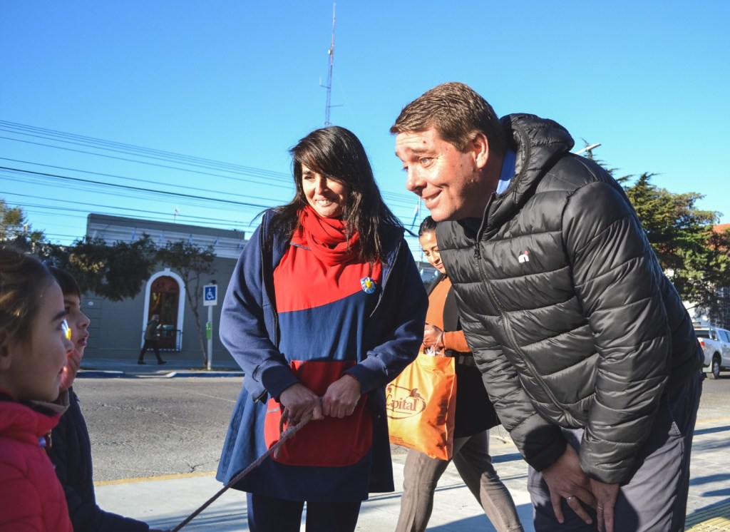 Alumnos del Jardín Don Bosco entregaron escarapelas en la Plaza “Guillermo&nbsp;Rawson”