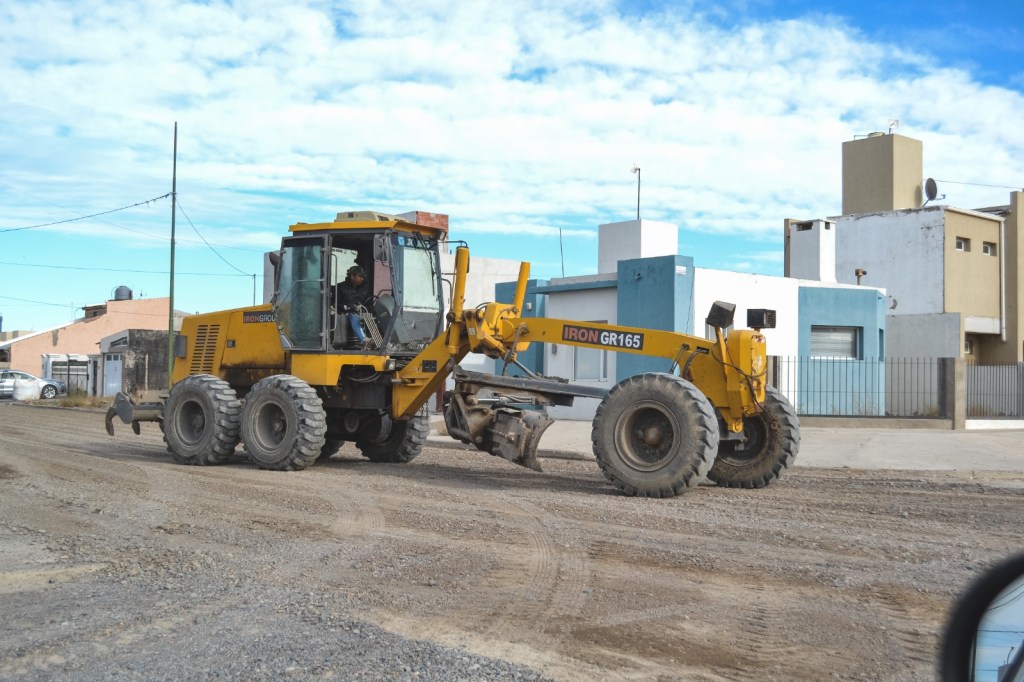 Obras Públicas realiza un intensivo trabajo de reparación de calles en&nbsp;Rawson
