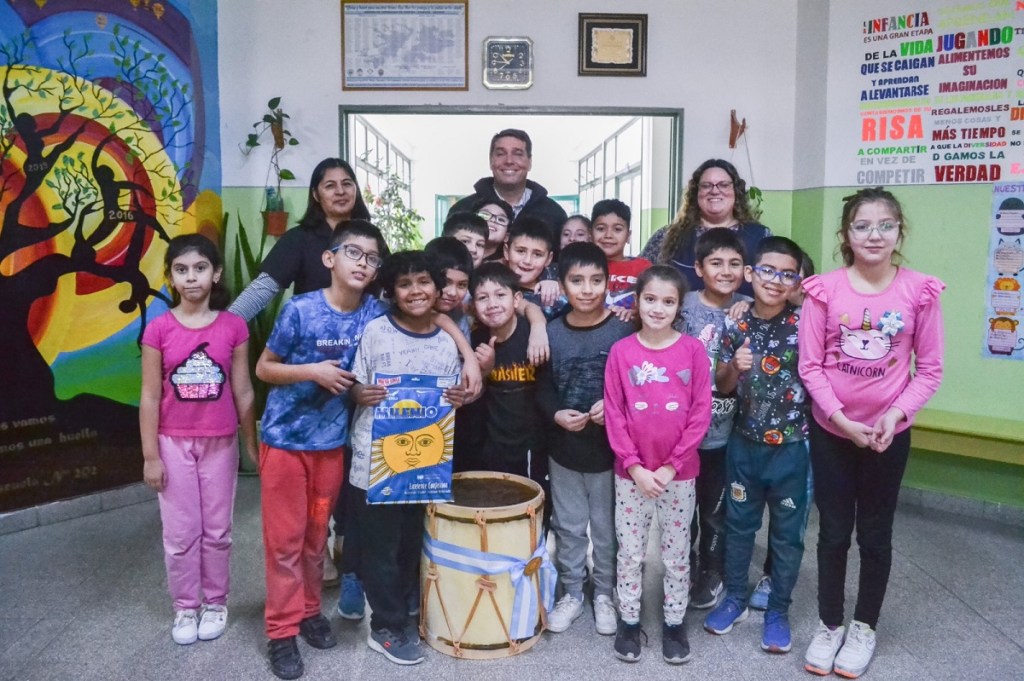 Biss visitó la Escuela 202 de Rawson y entregó instrumentos para el área de&nbsp;Danzas
