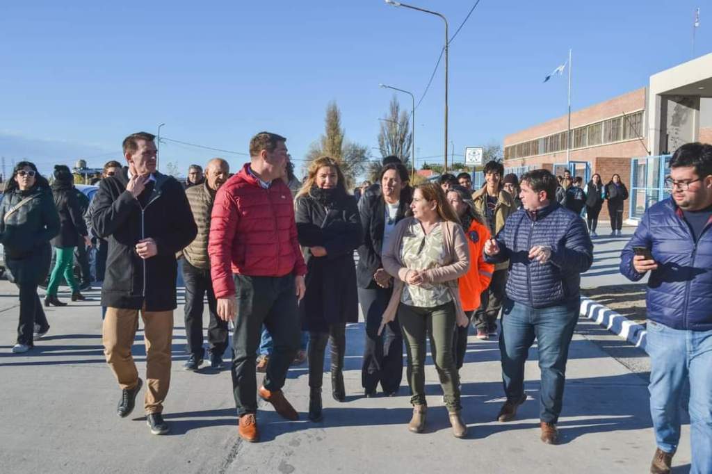 Biss dejó inaugurada la pavimentación en el acceso a la Escuela de Bellas Artes N° 795 de&nbsp;Rawson