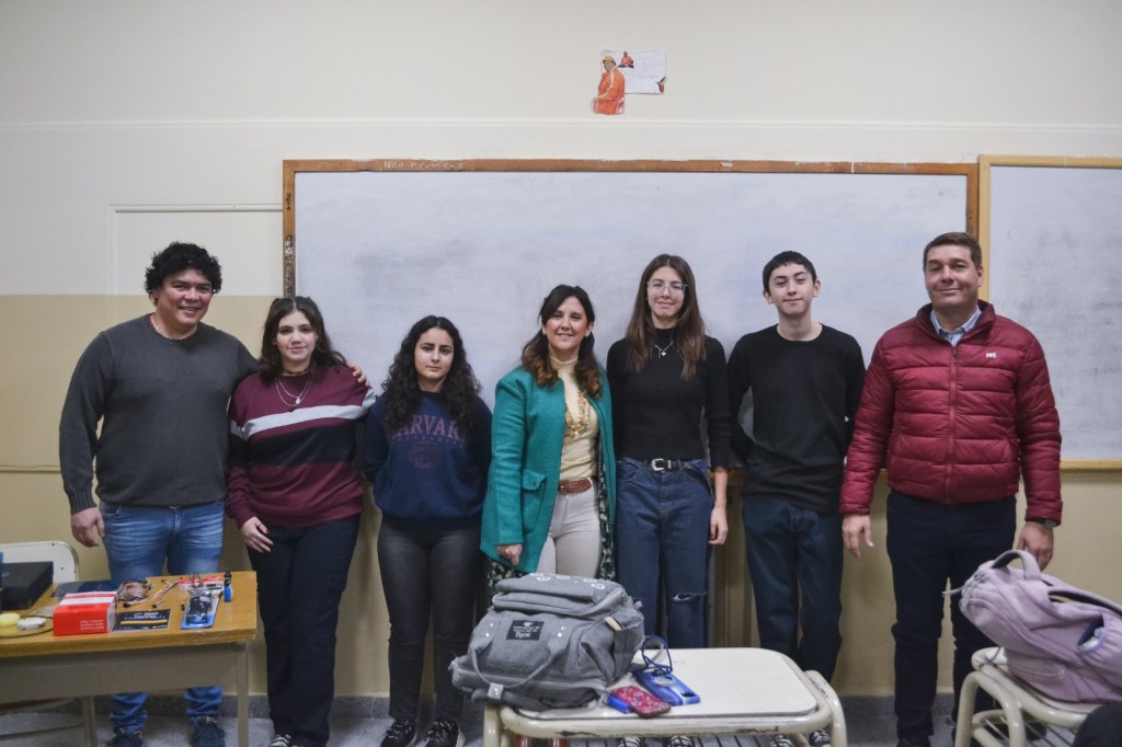 Biss visitó a estudiantes de la Escuela 776 que fueron seleccionados para la construcción de un&nbsp;satélite