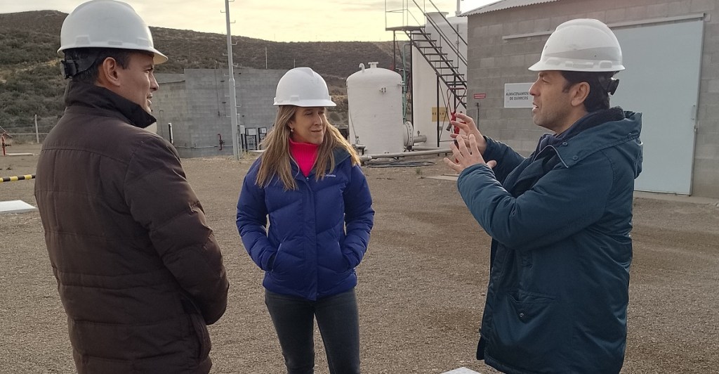 El ministro Cerdá acompañó a la enviada de la Embajada Británica en la recorrida por la planta de hidrógeno 