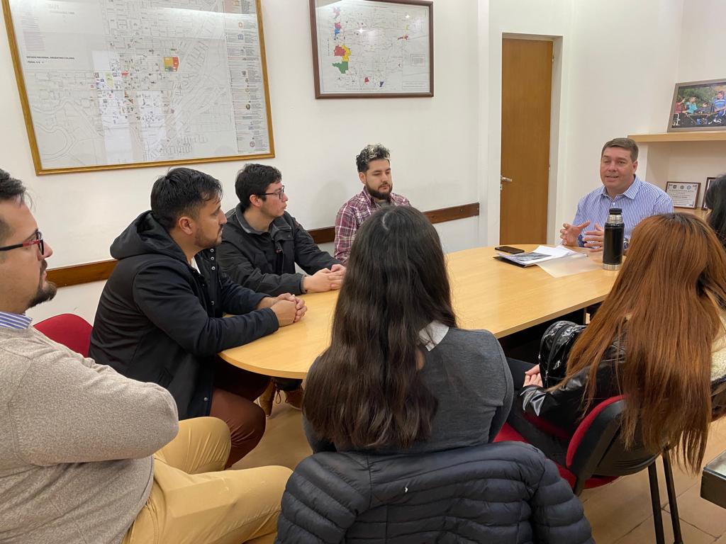 Estudiantes del Centro de Formación Profesional de Rawson le presentaron al intendente Biss un proyecto de&nbsp;senderismo