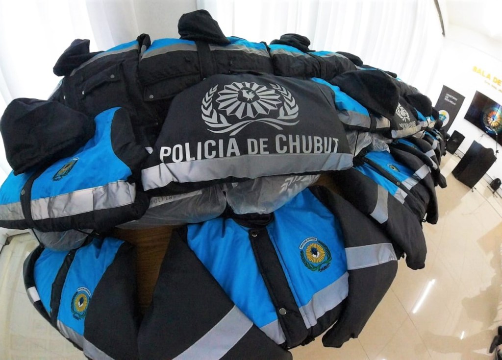 El Gobierno del Chubut entregó indumentaria de invierno a policías de toda la&nbsp;provincia