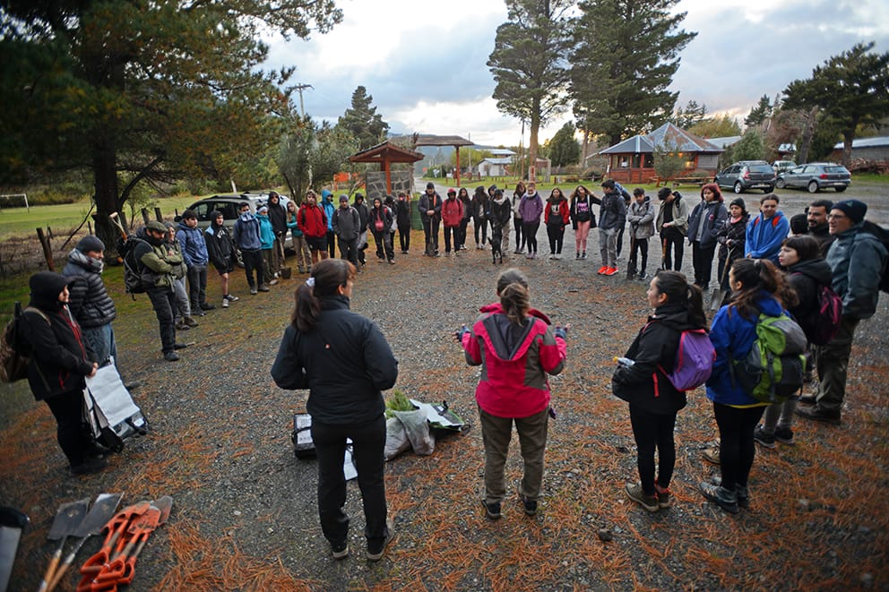 Provincia acompañó a estudiantes y docentes en la plantación de 400 cipreses en la Reserva Forestal Lago&nbsp;Epuyén