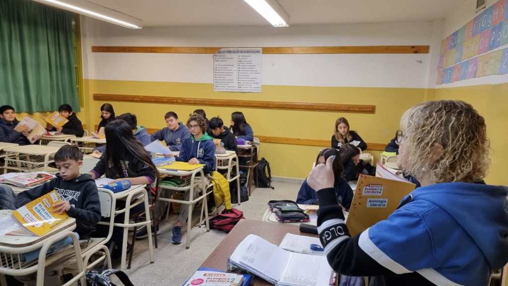 “Libros Para Aprender”: Comenzó la distribución de material pedagógico en escuelas secundarias chubutenses