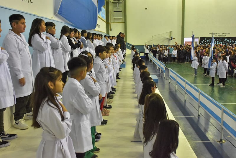 Maderna tomó la promesa a la bandera a los alumnos de 4to grado de la Escuela N°&nbsp;164