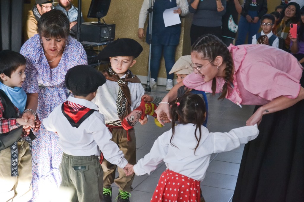 Colorido festejo del Día de la Escarapela en el CAF “Ruca Cumelén” de&nbsp;Rawson