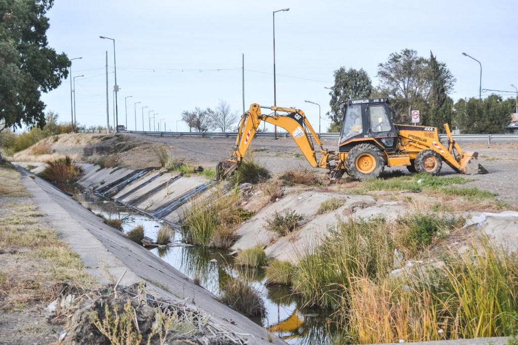 El Municipio de Rawson avanza con la limpieza de pluviales en diferentes sectores de la&nbsp;ciudad