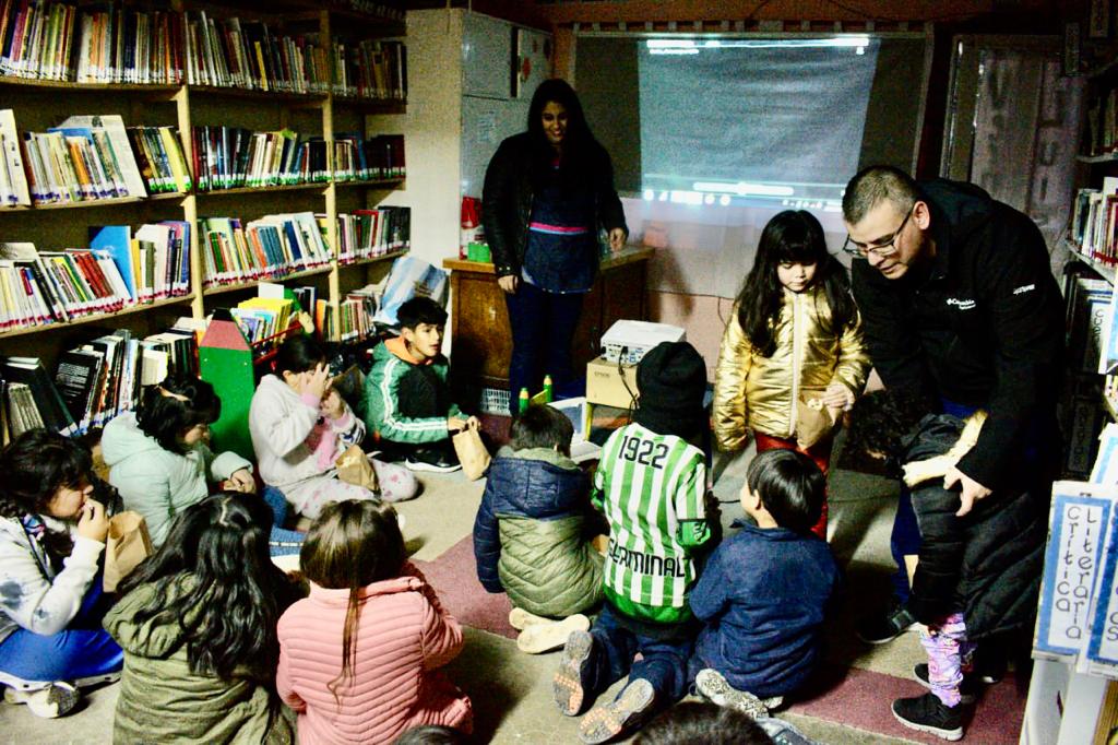 Gran convocatoria de niños y niñas en el Luis Vernet de Rawson para la “Tarde de Cine y&nbsp;Pochoclos”