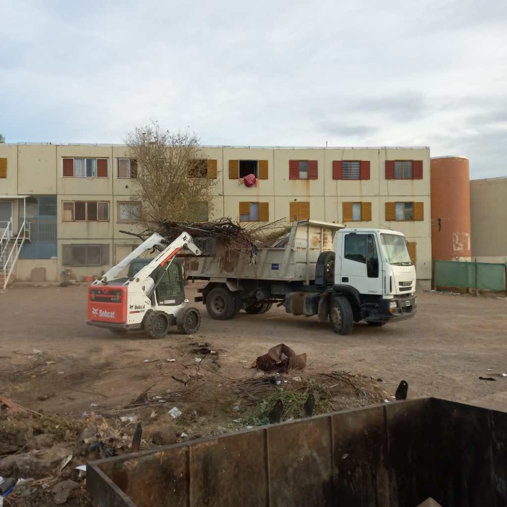 La Municipalidad de Trelew continúa con los trabajos de limpieza y erradicación de minibasurales 