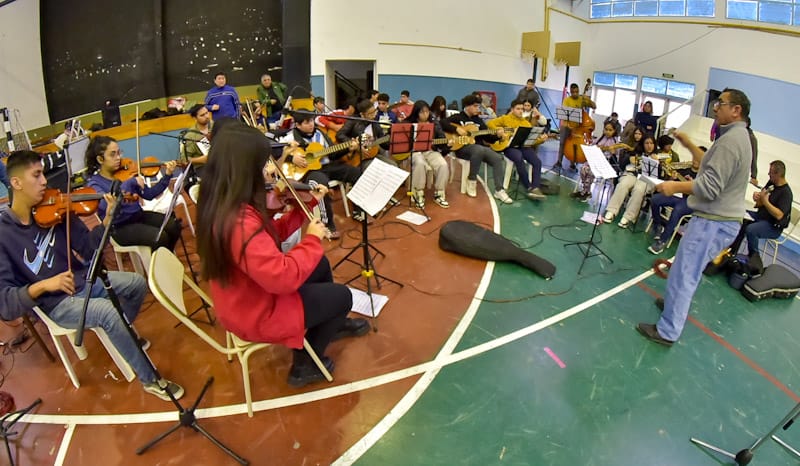 La orquesta municipal infanto-juvenil Andrés Chazarreta participa de acto escolar de Promesa a la&nbsp;Bandera