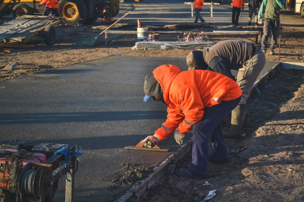 El Municipio de Rawson avanza con los trabajos de reparación de la cinta asfáltica en la curva del&nbsp;Puerto