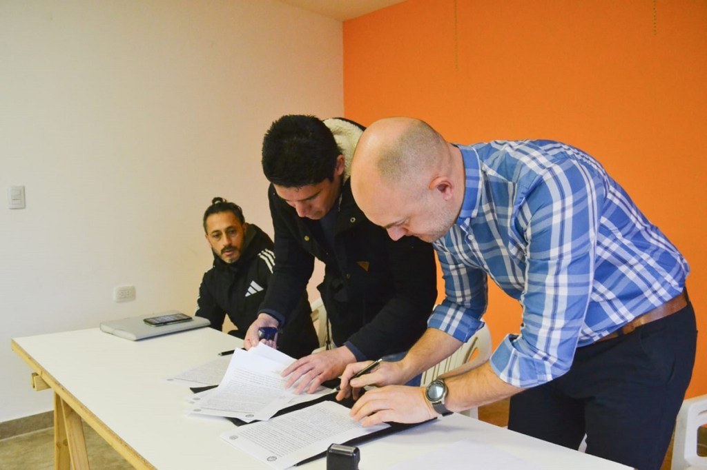 Rawson firmó con una cooperativa de trabajo un convenio para fabricar&nbsp;adoquines