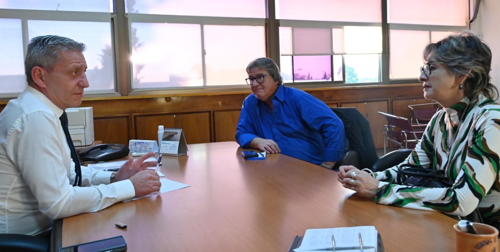 Arcioni recibió a los jefes comunales de Ricardo Rojas y Facundo para analizar el avance de obras en las localidades