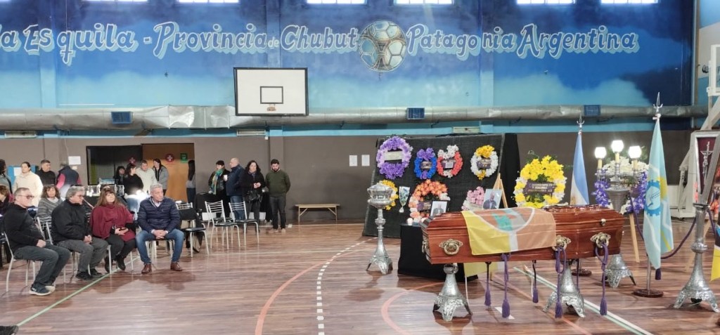 Arcioni despidió los restos de Alejandro Avendaño y acompañó a la familia y comunidad de Río Mayo en este difícil&nbsp;momento
