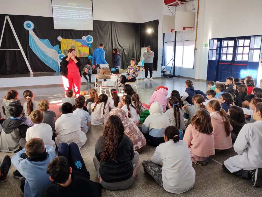 El Municipio de Trelew brindó charla sobres Primeros Auxilios a personal y alumnos de la Escuela&nbsp;N°3