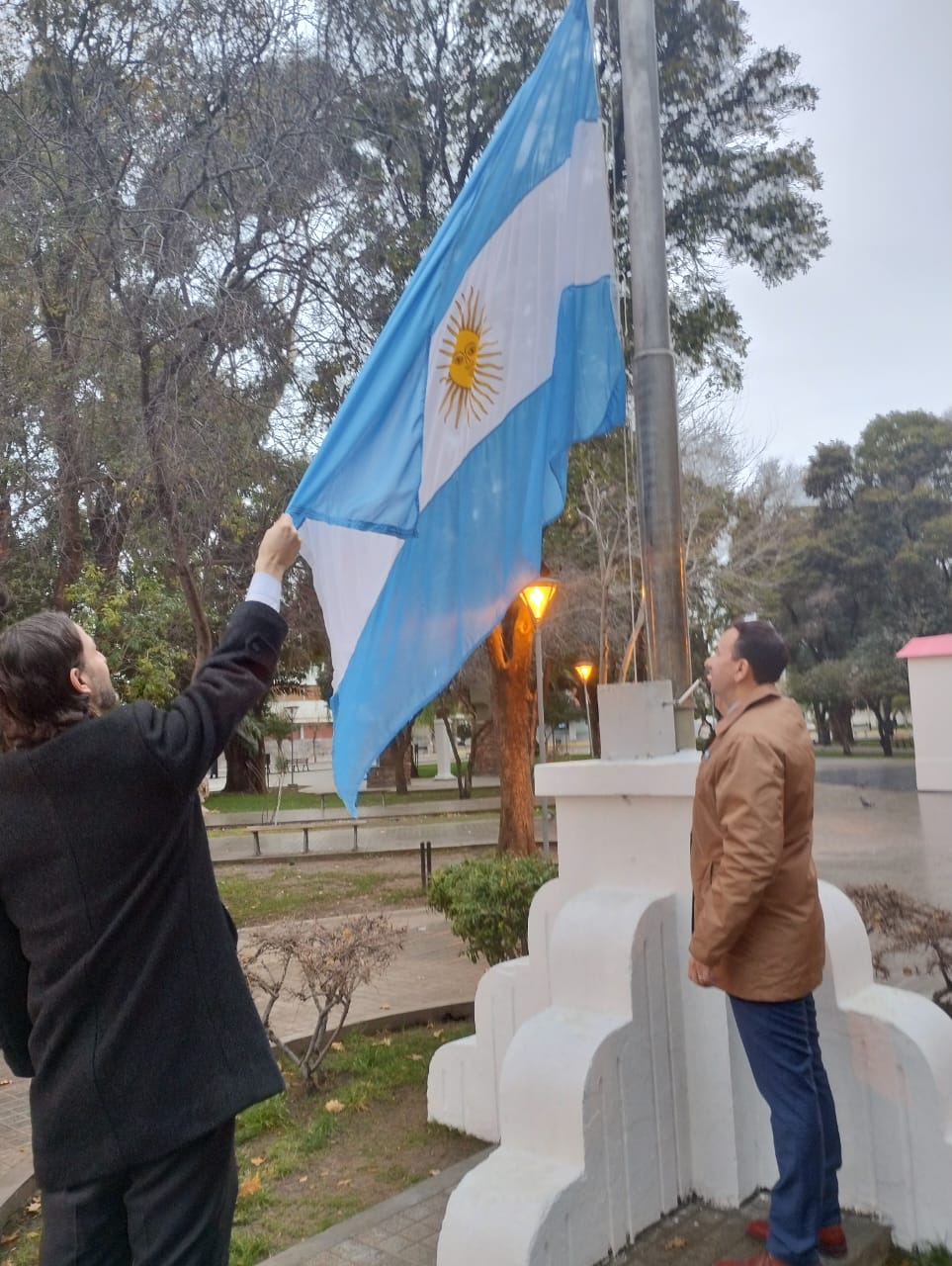 El intendente Maderna encabezó el acto por el 207° Aniversario de la Declaración de la Independencia