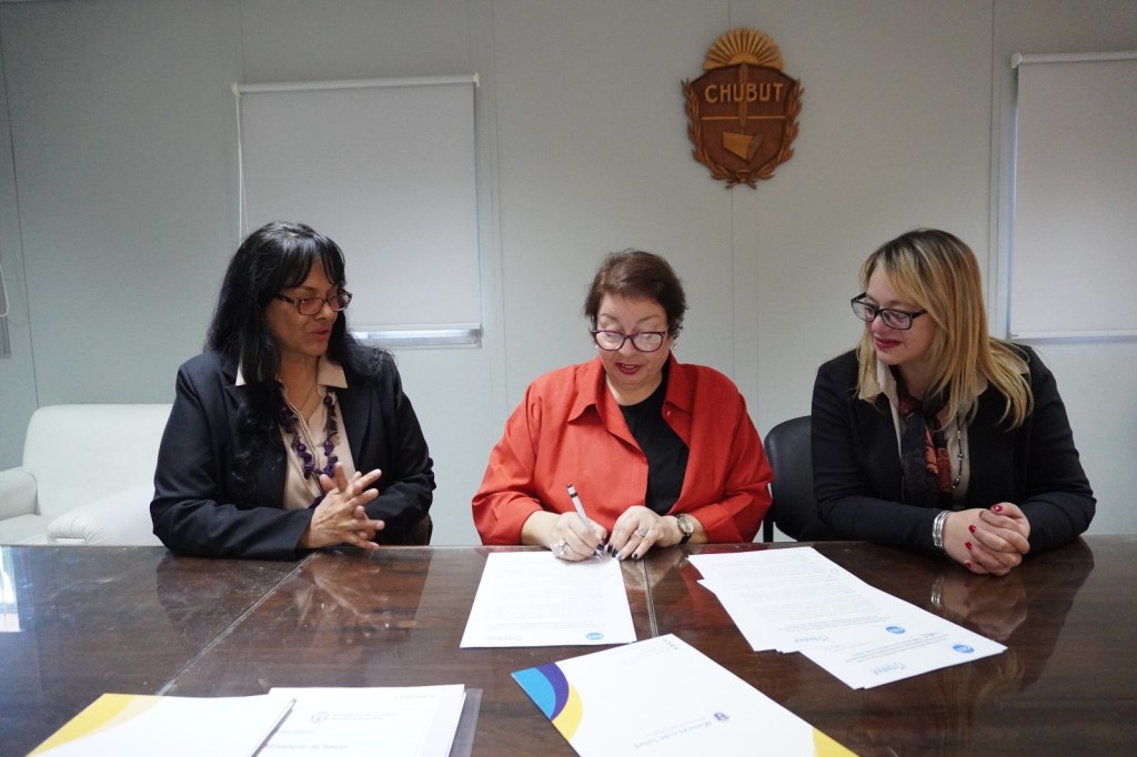 Salud: El Gobierno Provincial firmó convenios de capacitación con la Universidad Nacional de la Patagonia y el Centro de Estudios&nbsp;Trelew